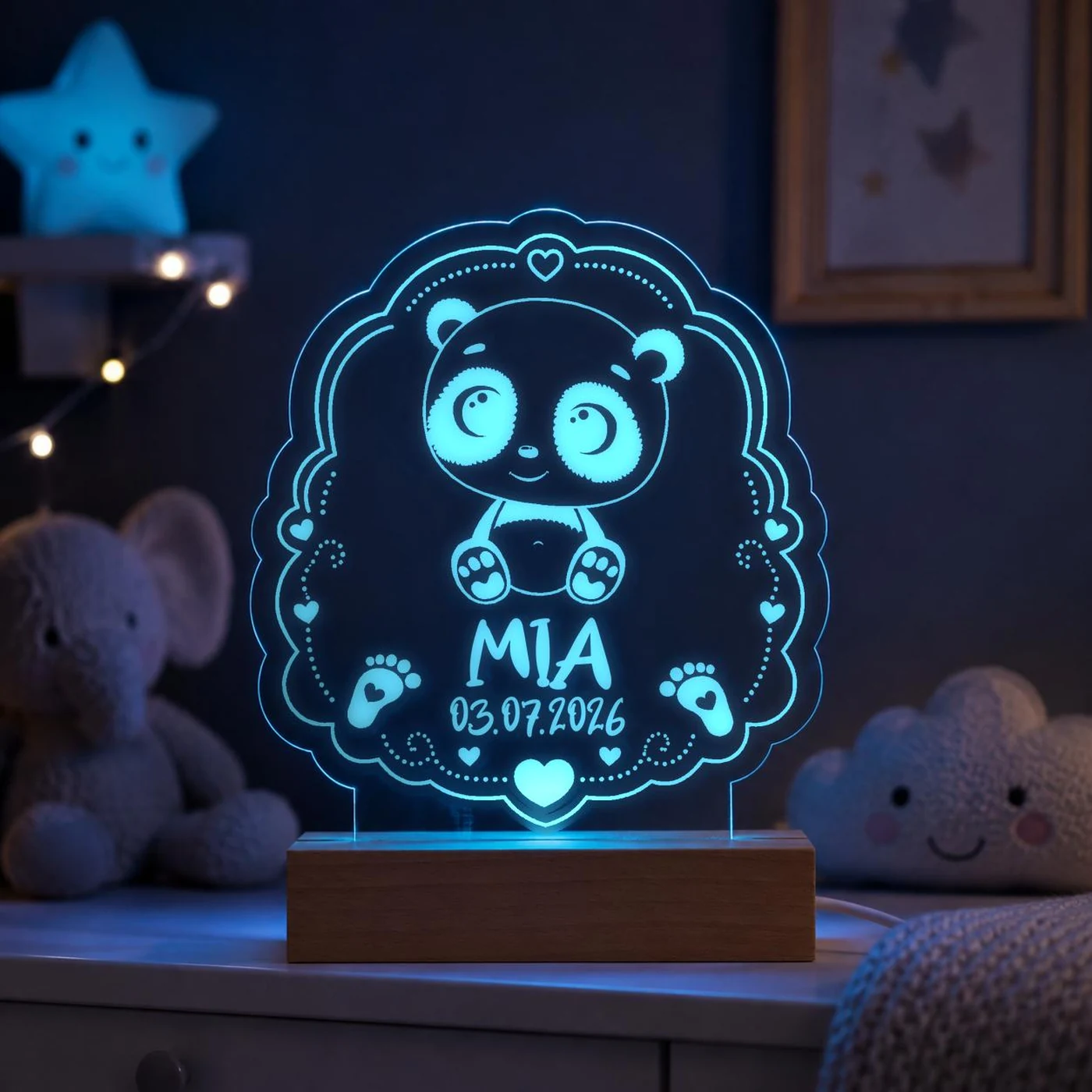 Personalisiertes LED-Nachtlicht für Kinder aus graviertem Acryl mit Panda-Motiv, Name und Geburtsdatum, blau leuchtend im Kinderzimmer – Bild 2 von 8
