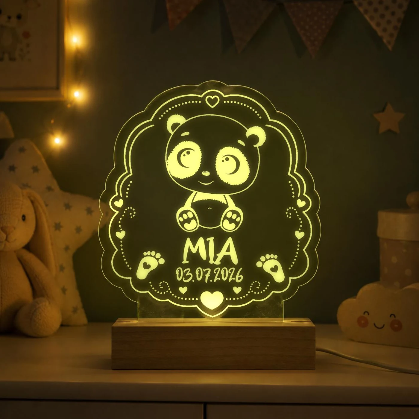 Personalisiertes LED-Nachtlicht für Kinder aus graviertem Acryl mit Panda-Motiv, Name und Geburtsdatum, blau leuchtend im Kinderzimmer – Bild 3 von 8