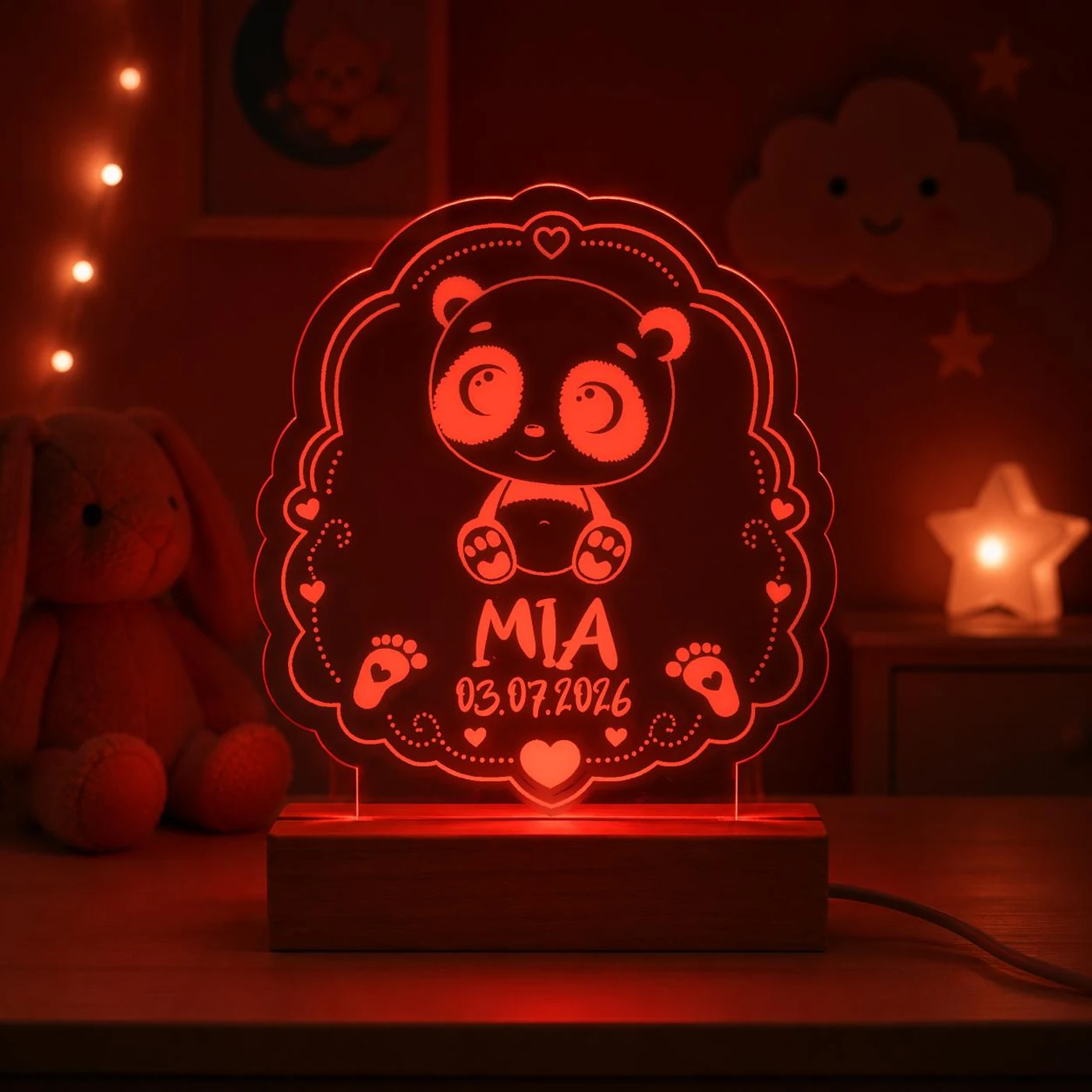 Personalisiertes LED-Nachtlicht für Kinder aus graviertem Acryl mit Panda-Motiv, Name und Geburtsdatum, blau leuchtend im Kinderzimmer – Bild 4 von 8
