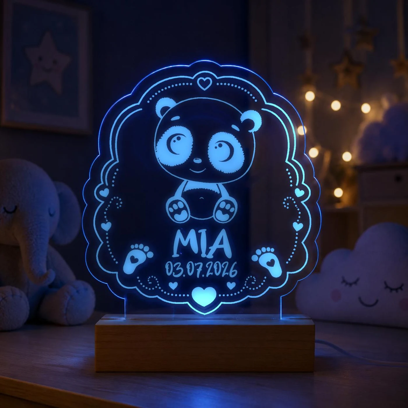 Personalisiertes LED-Nachtlicht für Kinder aus graviertem Acryl mit Panda-Motiv, Name und Geburtsdatum, blau leuchtend im Kinderzimmer – Bild 5 von 8