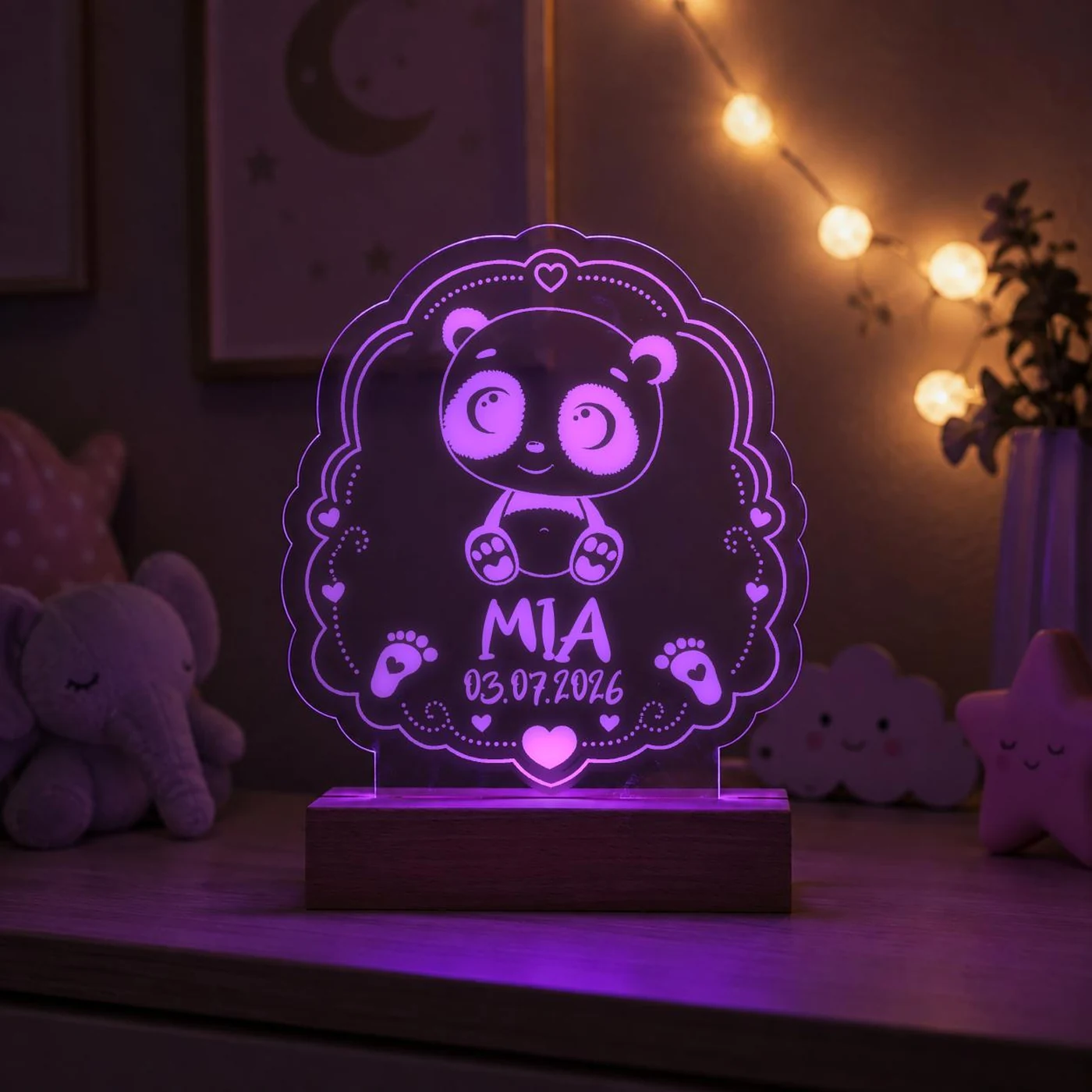 Personalisiertes LED-Nachtlicht für Kinder aus graviertem Acryl mit Panda-Motiv, Name und Geburtsdatum, blau leuchtend im Kinderzimmer – Bild 6 von 8