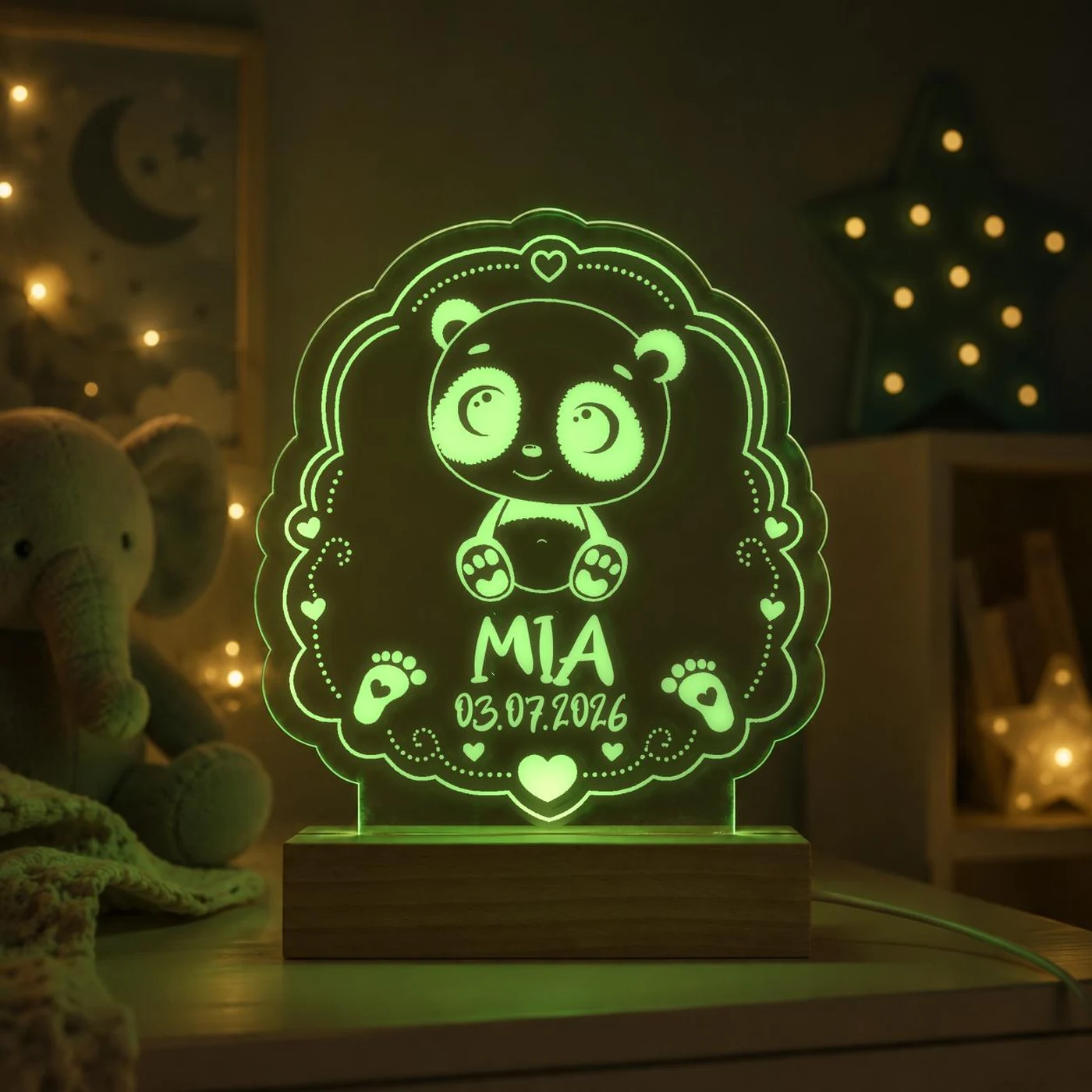 Personalisiertes LED-Nachtlicht für Kinder aus graviertem Acryl mit Panda-Motiv, Name und Geburtsdatum, blau leuchtend im Kinderzimmer – Bild 7 von 8