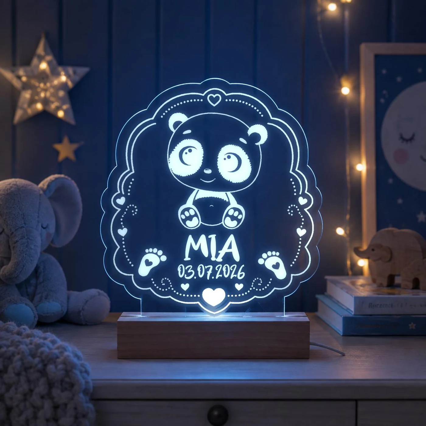 Personalisiertes LED-Nachtlicht für Kinder aus graviertem Acryl mit Panda-Motiv, Name und Geburtsdatum, blau leuchtend im Kinderzimmer – Bild 8 von 8