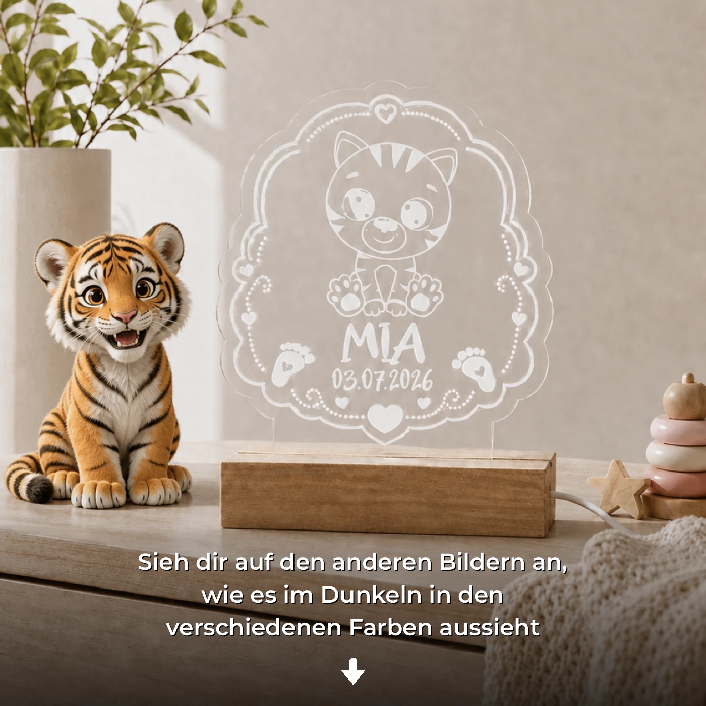 Personalisiertes LED-Nachtlicht für Kinder aus graviertem Acryl mit Tiger-Motiv, Name und Geburtsdatum, blau leuchtend im Kinderzimmer — Ansicht 1 von 8