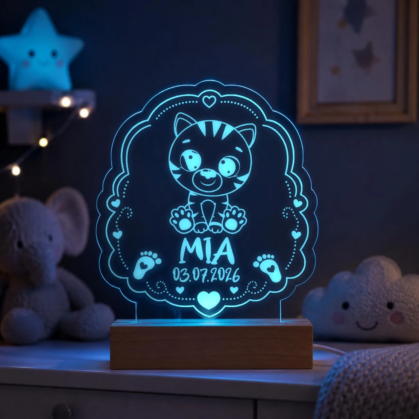 Personalisiertes LED-Nachtlicht für Kinder aus graviertem Acryl mit Tiger-Motiv, Name und Geburtsdatum, blau leuchtend im Kinderzimmer – Bild 2 von 8