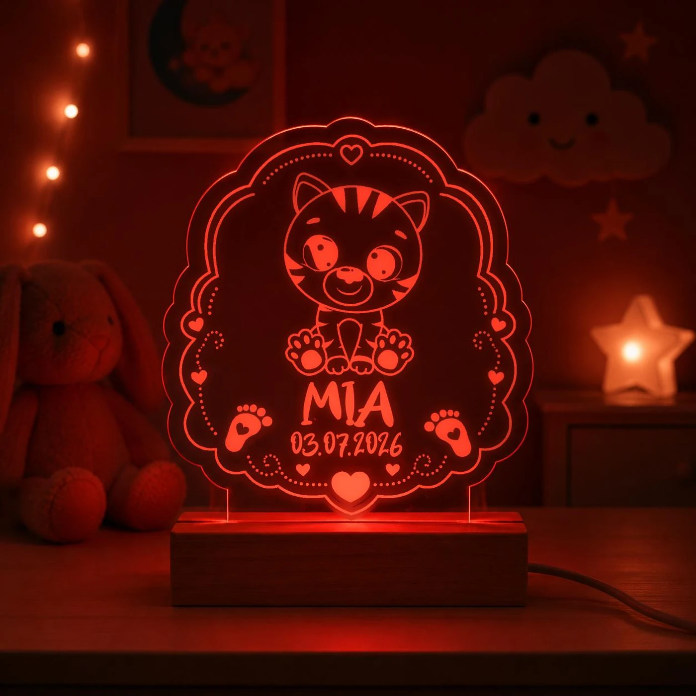 Personalisiertes LED-Nachtlicht für Kinder aus graviertem Acryl mit Tiger-Motiv, Name und Geburtsdatum, blau leuchtend im Kinderzimmer – Bild 4 von 8