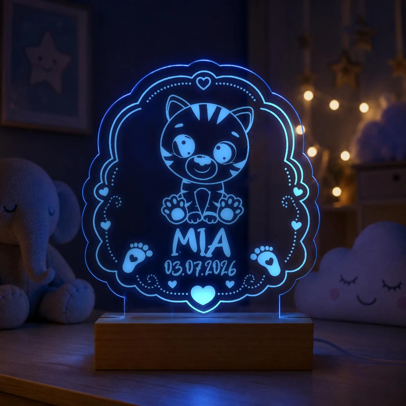 Personalisiertes LED-Nachtlicht für Kinder aus graviertem Acryl mit Tiger-Motiv, Name und Geburtsdatum, blau leuchtend im Kinderzimmer – Bild 5 von 8
