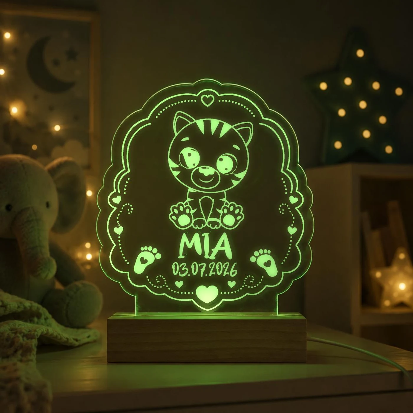 Personalisiertes LED-Nachtlicht für Kinder aus graviertem Acryl mit Tiger-Motiv, Name und Geburtsdatum, blau leuchtend im Kinderzimmer – Bild 7 von 8