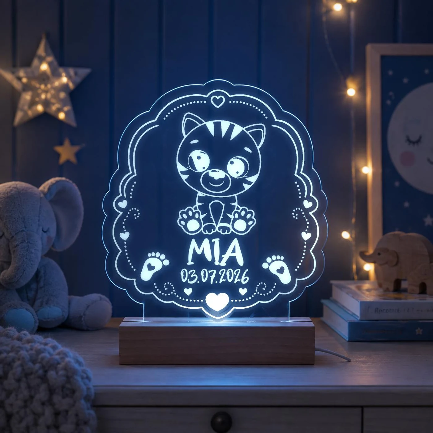 Personalisiertes LED-Nachtlicht für Kinder aus graviertem Acryl mit Tiger-Motiv, Name und Geburtsdatum, blau leuchtend im Kinderzimmer – Bild 8 von 8