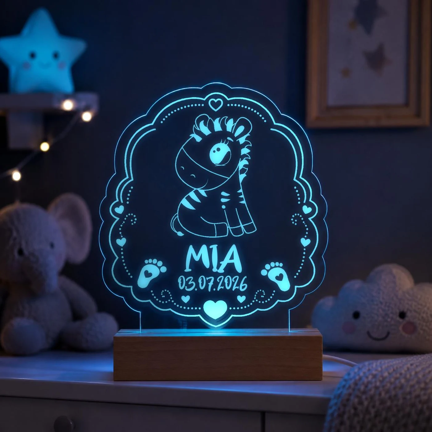 Personalisiertes LED-Nachtlicht für Kinder aus graviertem Acryl mit Zebra-Motiv, Name und Geburtsdatum, blau leuchtend im Kinderzimmer – Bild 2 von 8