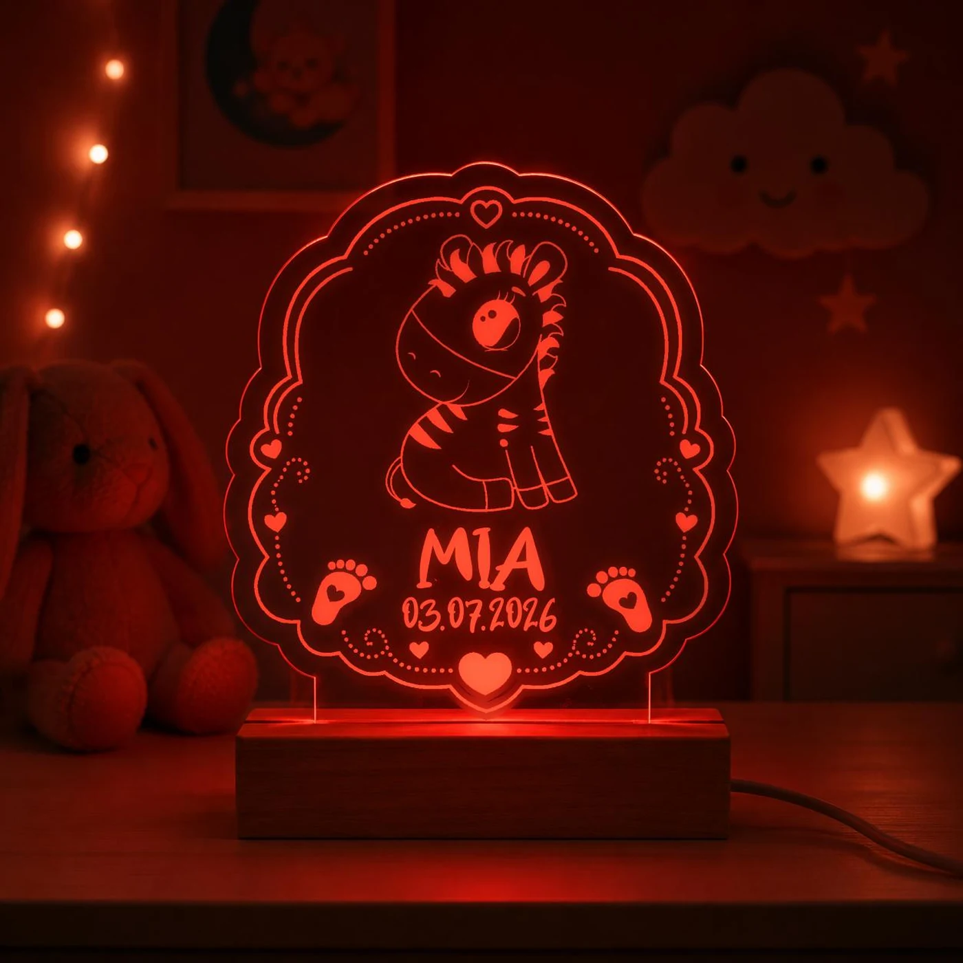 Personalisiertes LED-Nachtlicht für Kinder aus graviertem Acryl mit Zebra-Motiv, Name und Geburtsdatum, blau leuchtend im Kinderzimmer – Bild 4 von 8