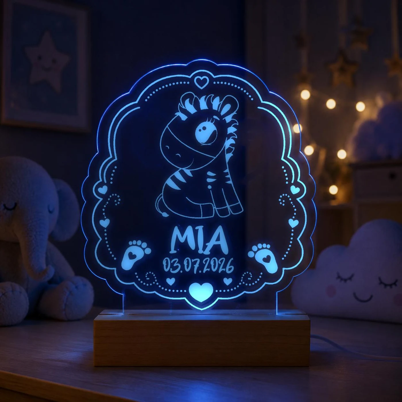 Personalisiertes LED-Nachtlicht für Kinder aus graviertem Acryl mit Zebra-Motiv, Name und Geburtsdatum, blau leuchtend im Kinderzimmer – Bild 5 von 8