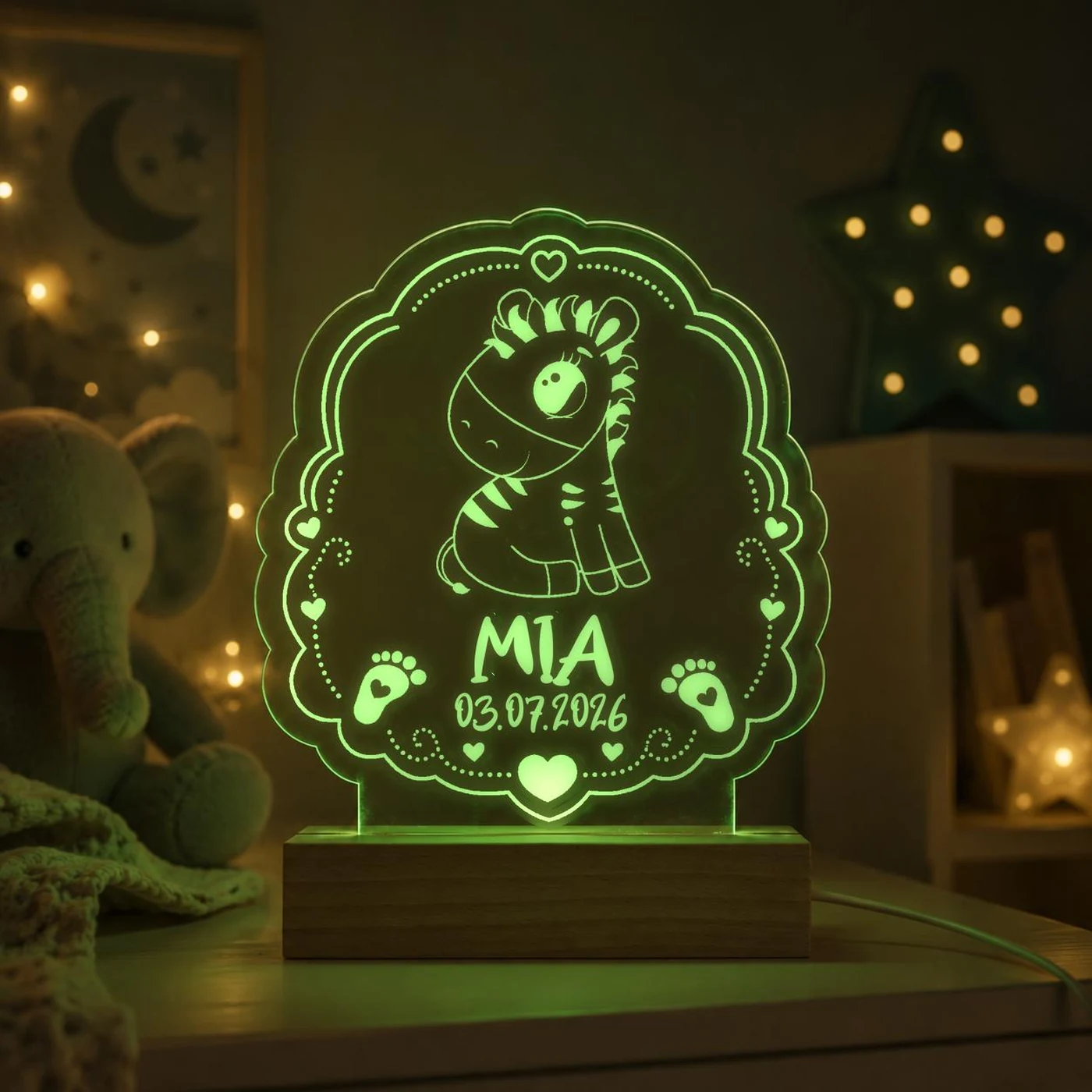 Personalisiertes LED-Nachtlicht für Kinder aus graviertem Acryl mit Zebra-Motiv, Name und Geburtsdatum, blau leuchtend im Kinderzimmer – Bild 7 von 8