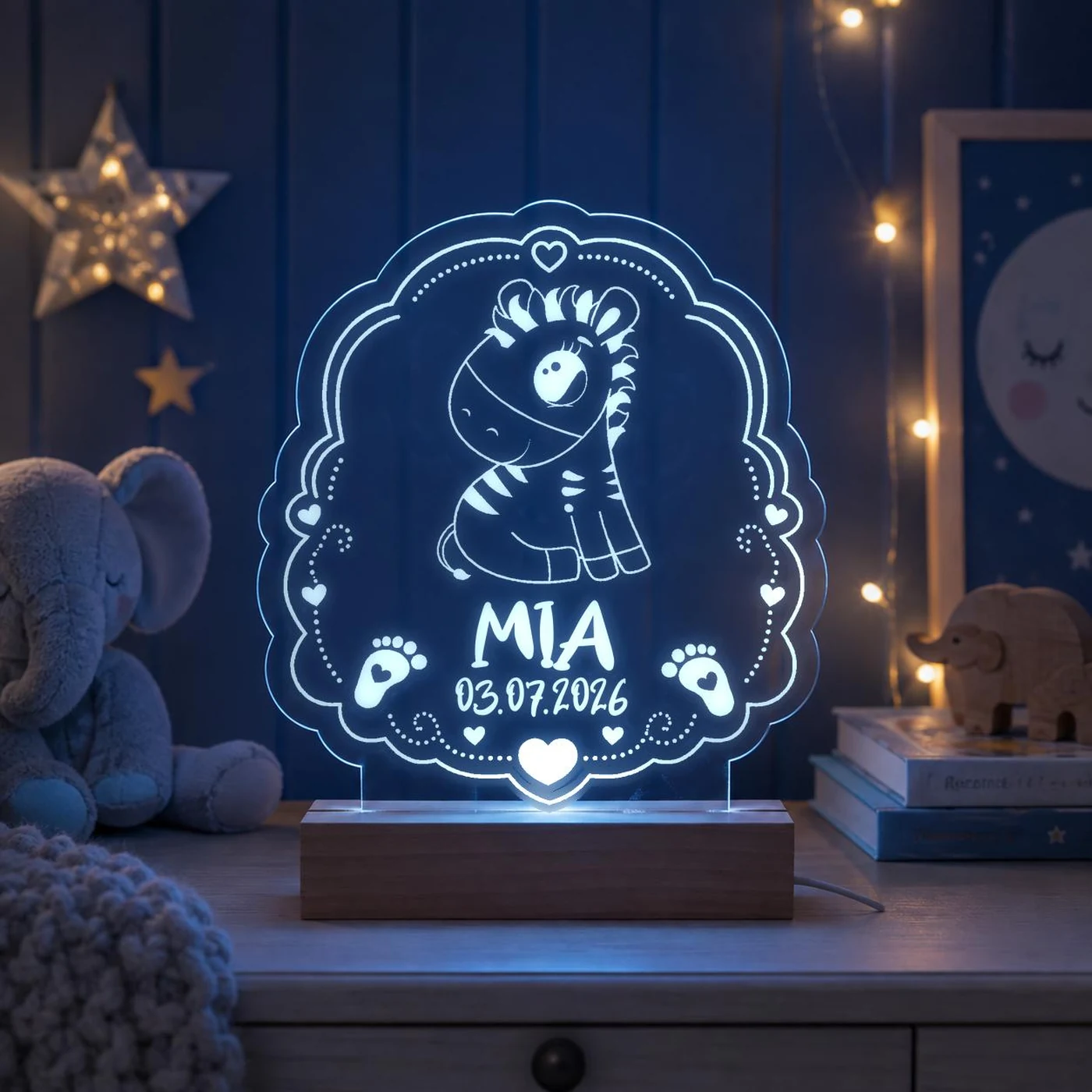 Personalisiertes LED-Nachtlicht für Kinder aus graviertem Acryl mit Zebra-Motiv, Name und Geburtsdatum, blau leuchtend im Kinderzimmer – Bild 8 von 8