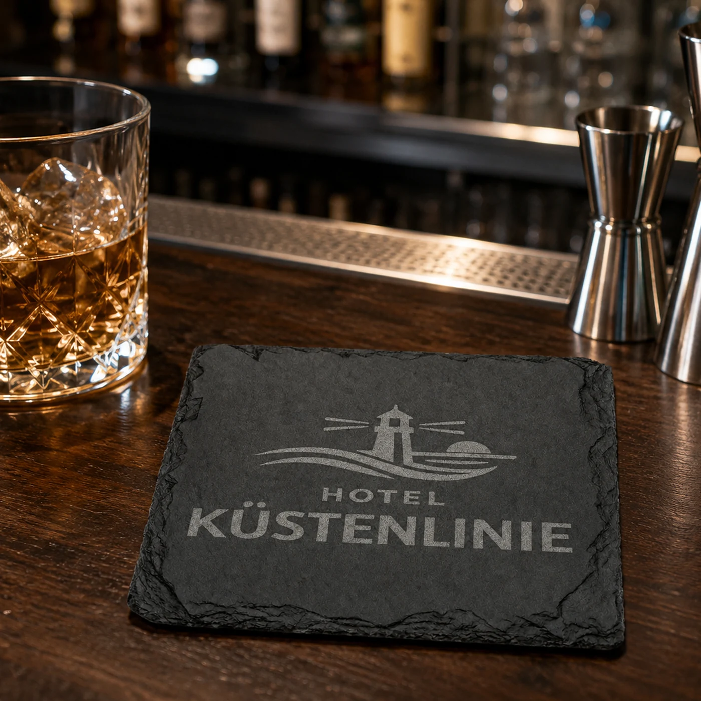 Schiefer Untersetzer mit lasergraviertem Firmenlogo auf einem Gastronomietisch neben einem Glas – Bild 5 von 8