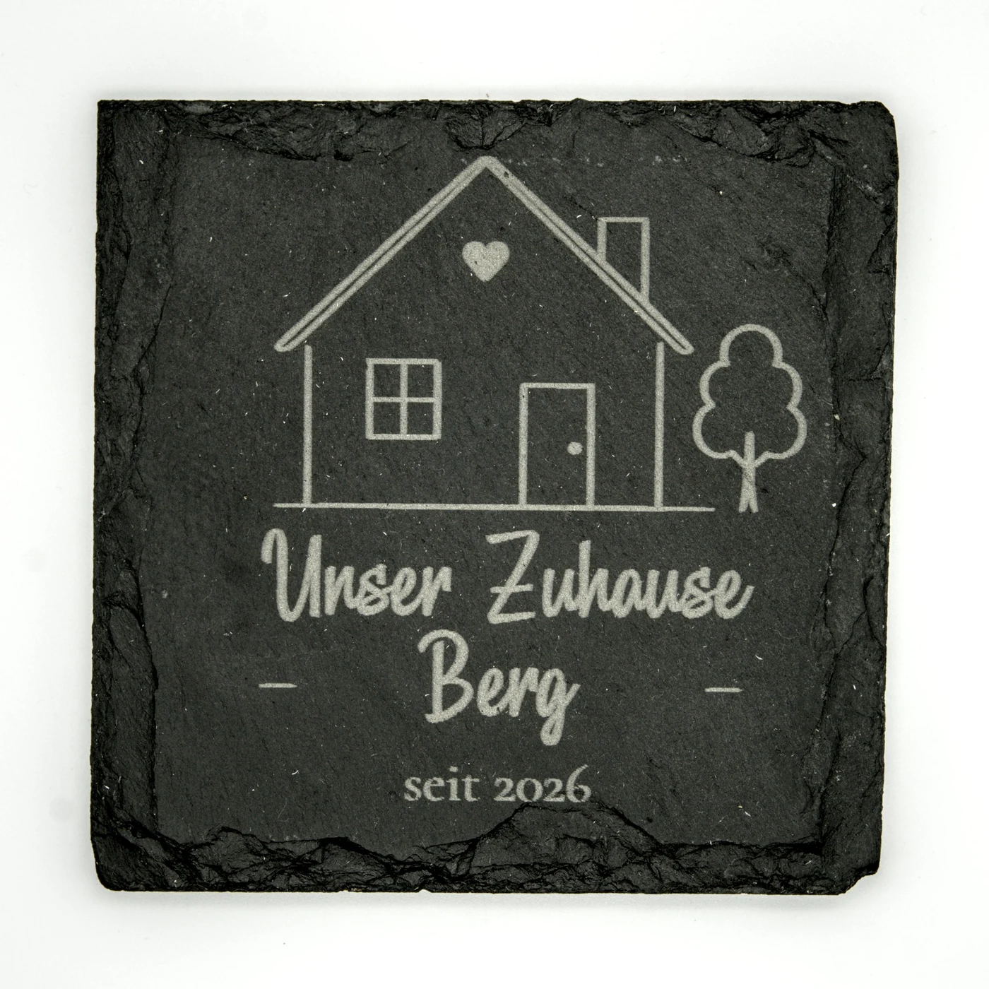 Schiefer-Untersetzer mit graviertem Haus, Baum, Familiennamen und Einzugsjahr – Bild 2 von 4
