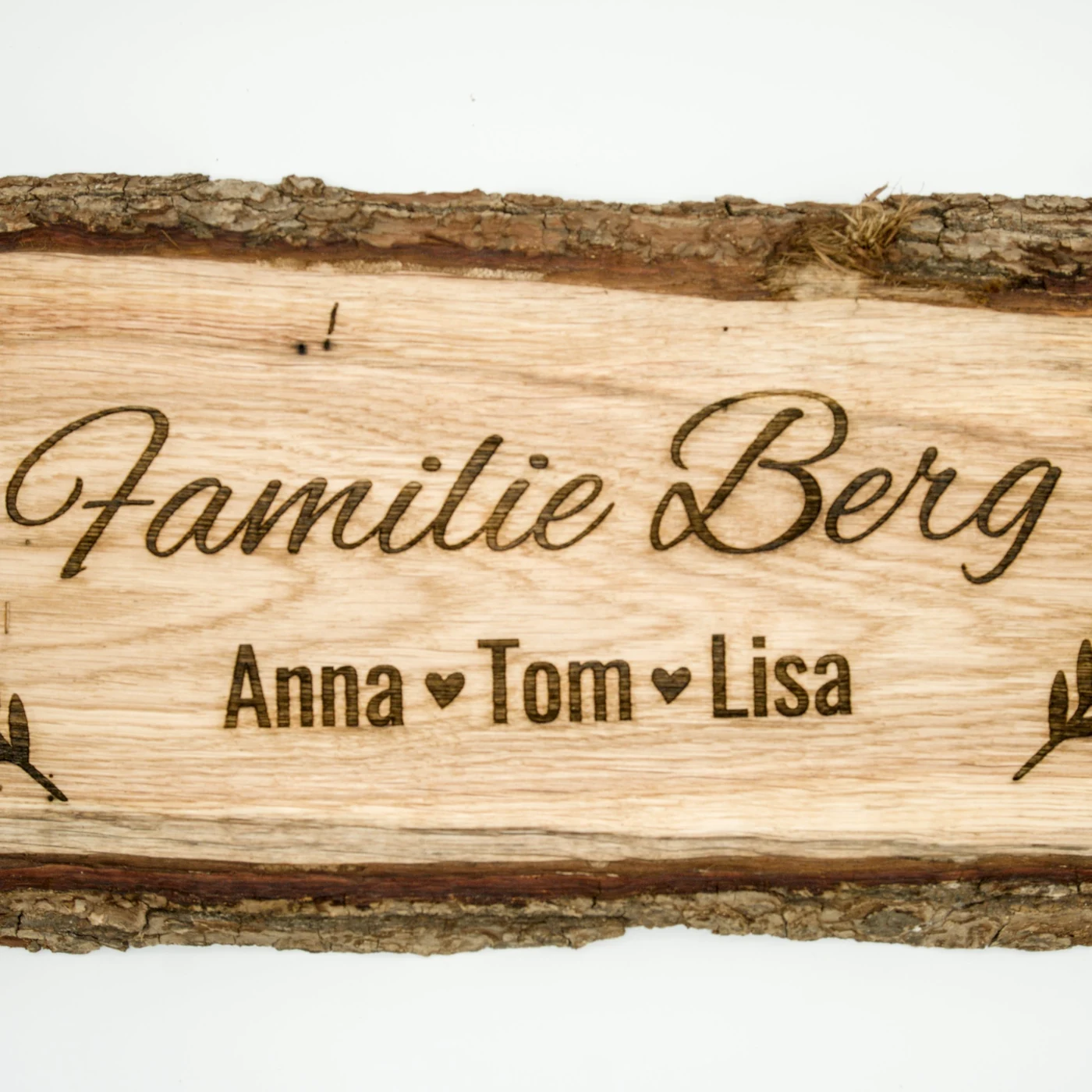 Türschild aus massiver Eiche mit Rinde und graviertem Kranz, Familienname und Vornamen der Familie – Bild 4 von 4