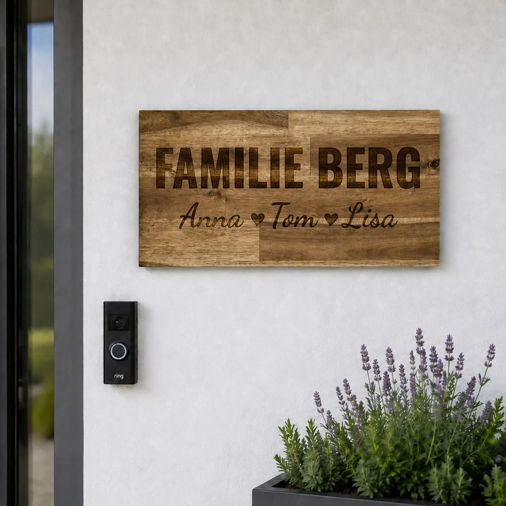 Namensschild für die Haustür aus Akazienholz mit graviertem Familiennamen in Blockbuchstaben