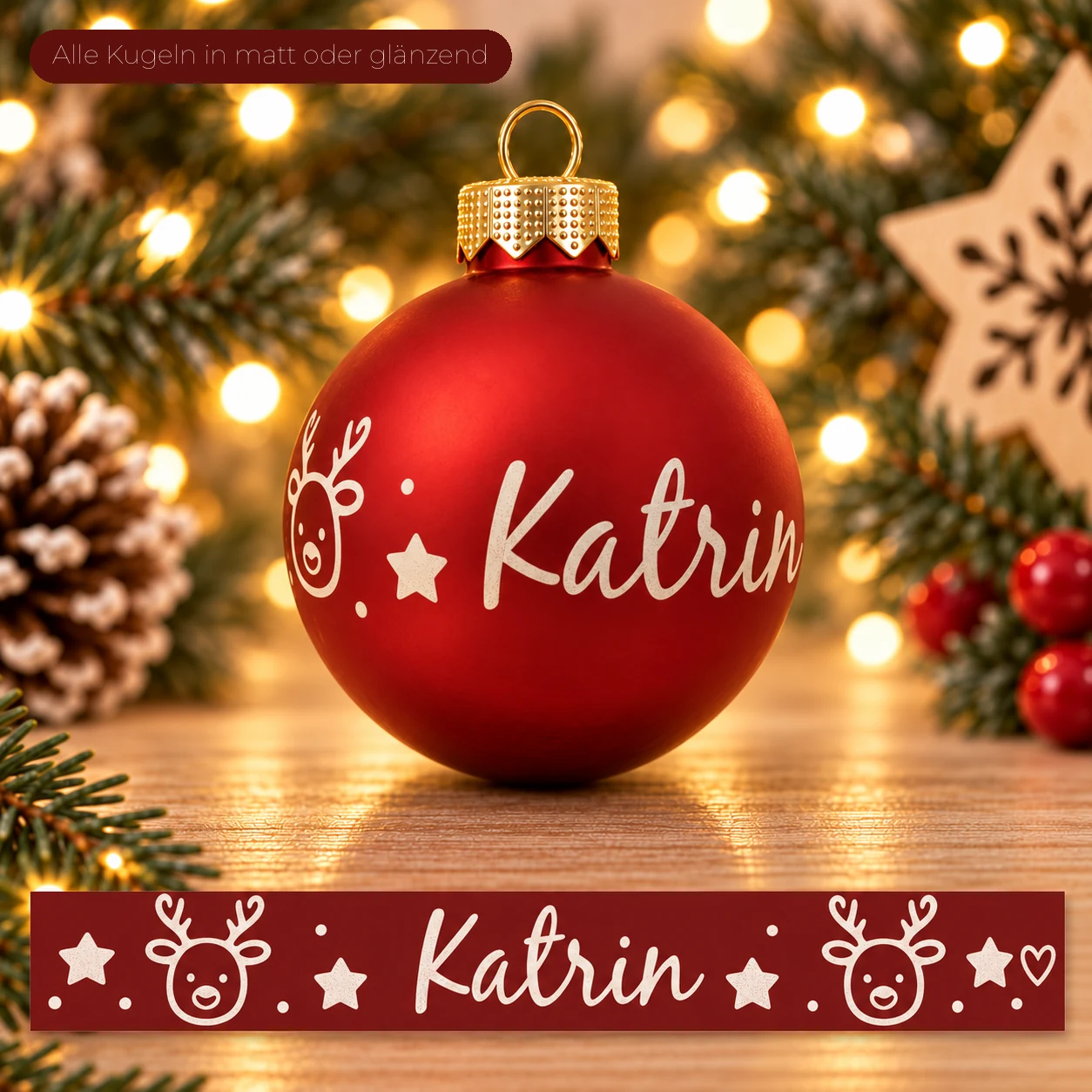 Rote Christbaumkugel aus Glas mit graviertem Rentiergesicht, Sternen und dem Namen Katrin