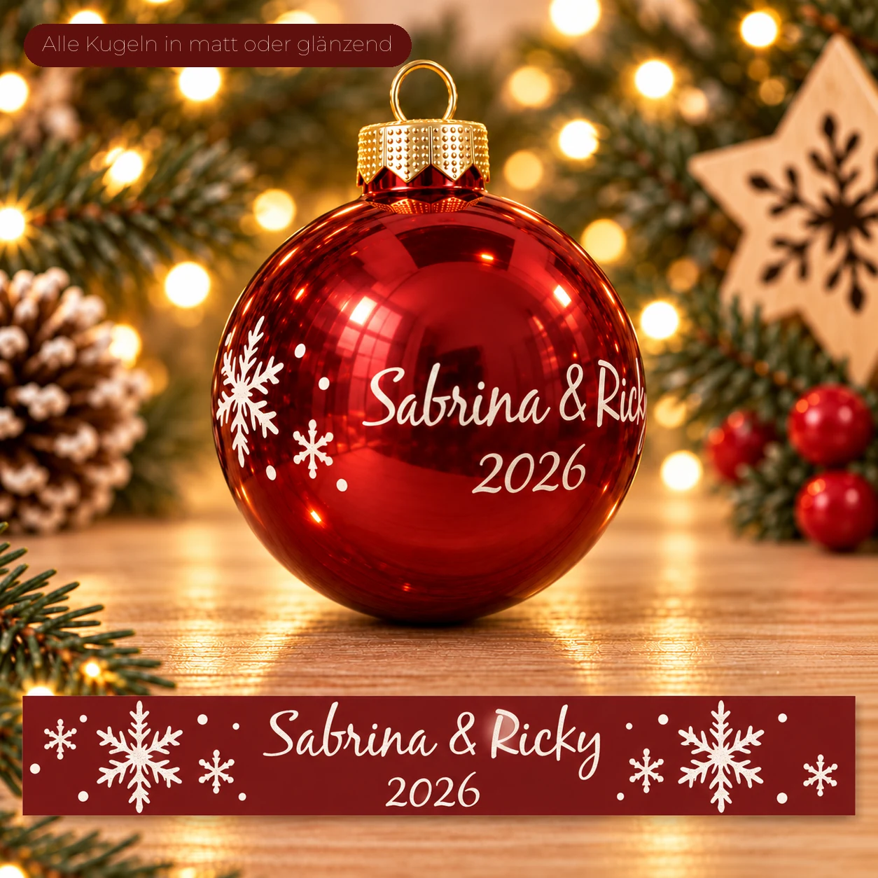 Rote Christbaumkugel aus Glas mit gravierten Schneeflocken und den Namen Sabrina & Ricky sowie der Jahreszahl 2026