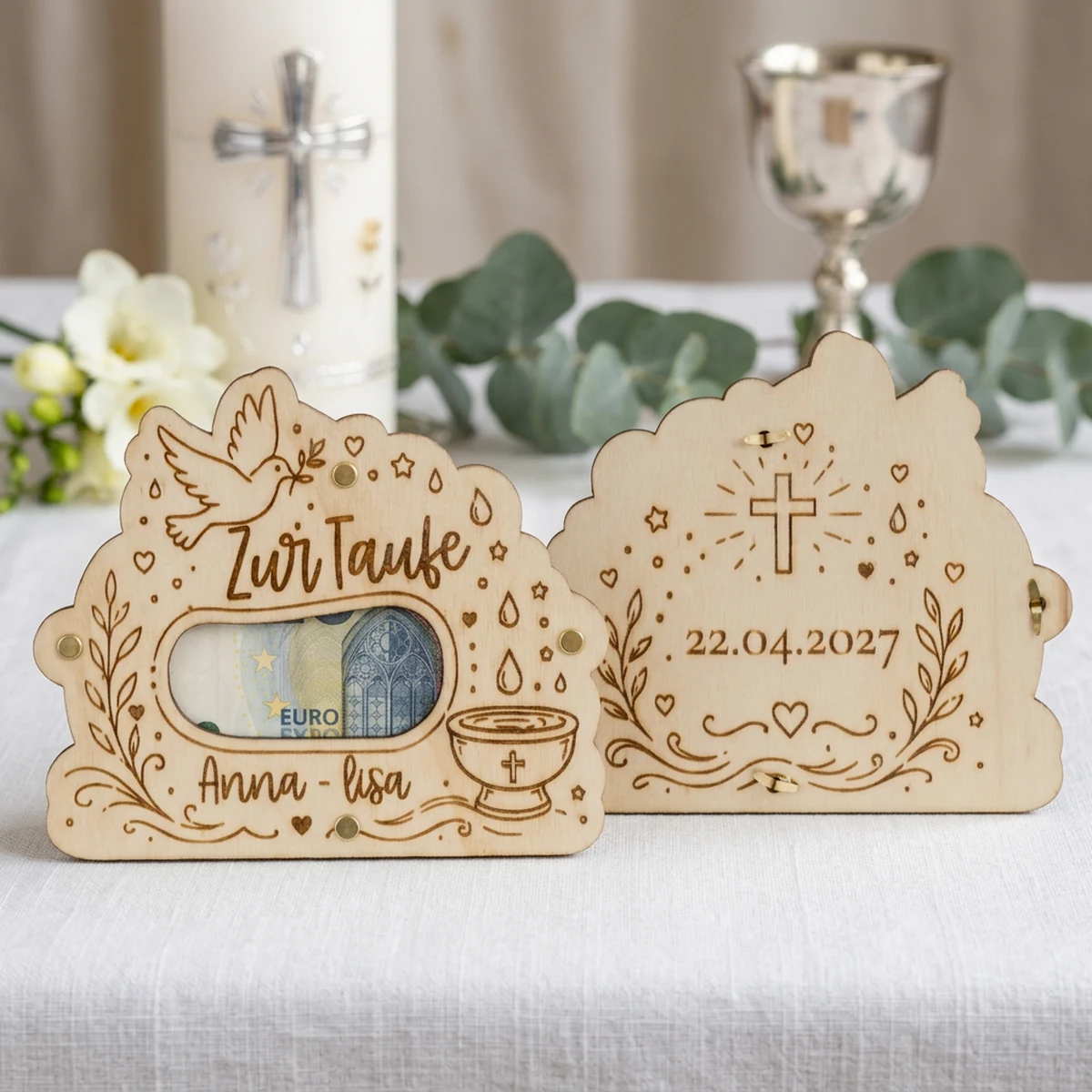 Geldgeschenk zur Taufe aus Holz mit graviertem Namen, Taufdatum, Taube, Taufbecken und Kreuz, Geldschein sichtbar im Fenster