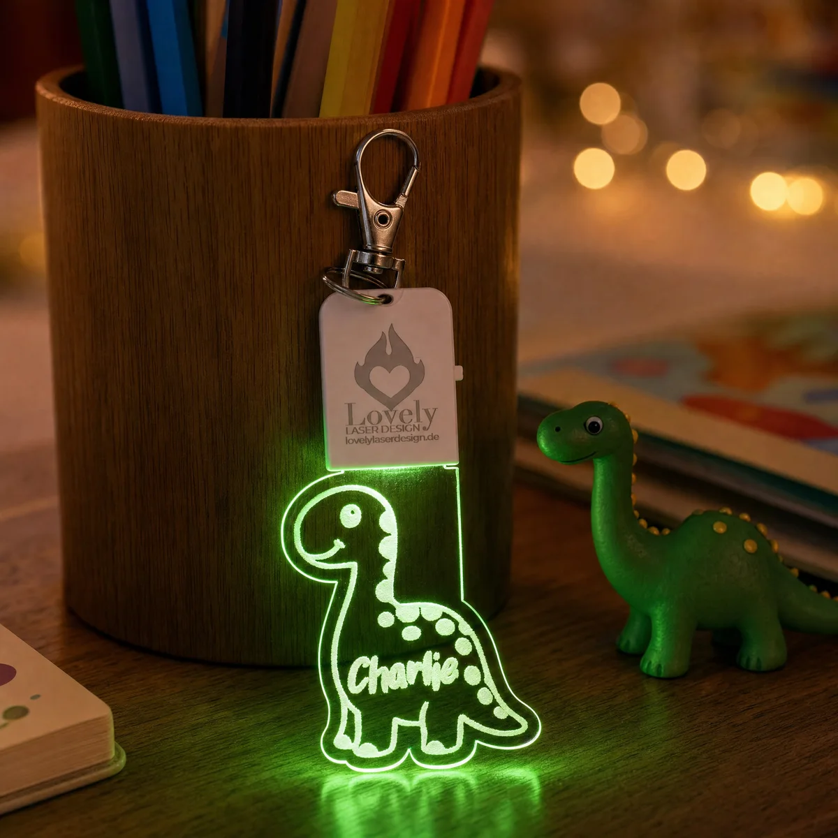 LED-Schlüsselanhänger Dino aus graviertem Acrylglas mit Namen, leuchtend, mit weißem Leuchtmodul und Karabiner