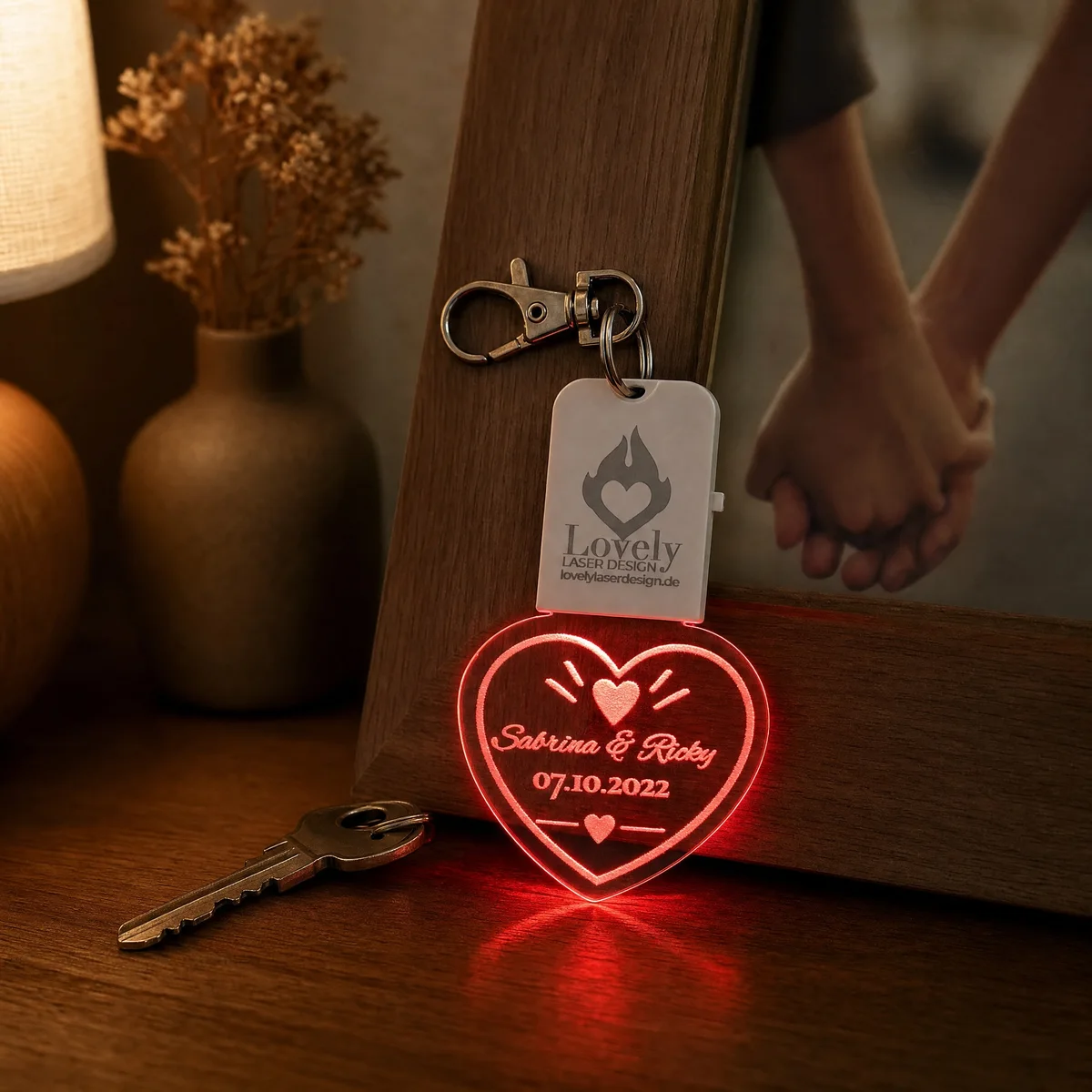 LED-Schlüsselanhänger Herz aus graviertem Acrylglas mit Namen und Datum, leuchtend, mit weißem Leuchtmodul und Karabiner