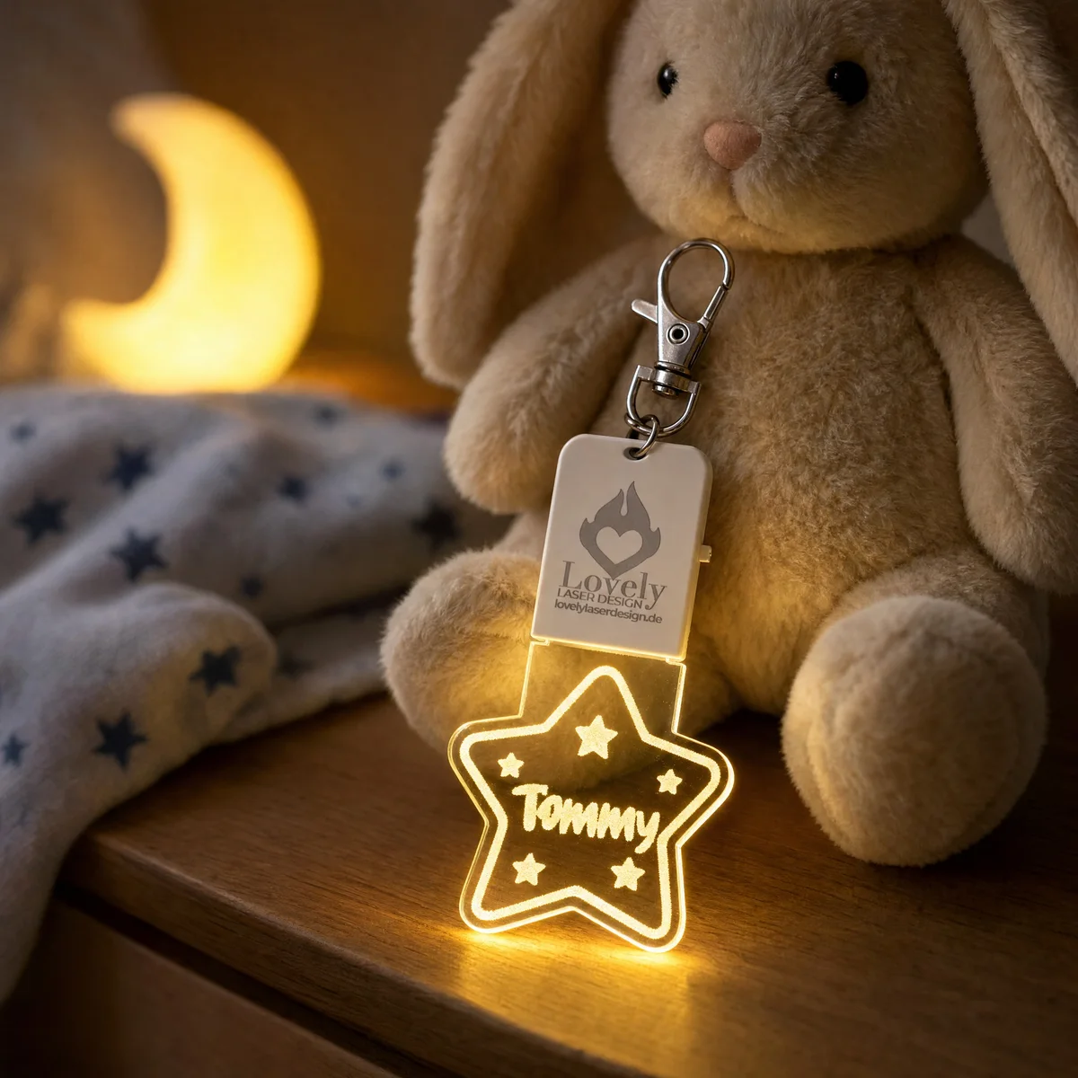 LED-Schlüsselanhänger Stern aus graviertem Acrylglas mit Namen, leuchtend, mit weißem Leuchtmodul und Karabiner
