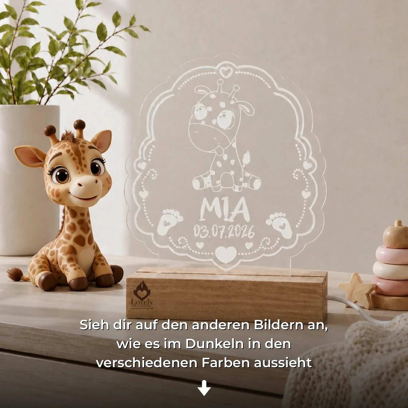 Personalisiertes LED-Nachtlicht für Kinder aus graviertem Acryl mit Giraffe-Motiv, Name und Geburtsdatum, blau leuchtend im Kinderzimmer