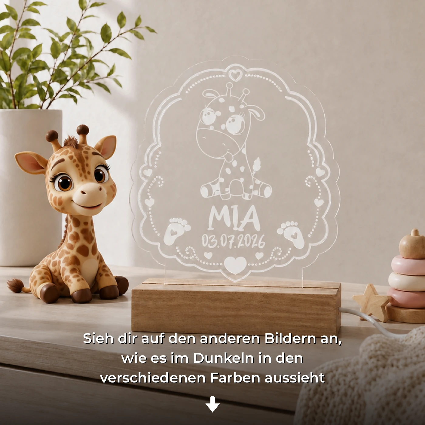 Personalisiertes LED-Nachtlicht für Kinder aus graviertem Acryl mit Giraffe-Motiv, Name und Geburtsdatum, blau leuchtend im Kinderzimmer