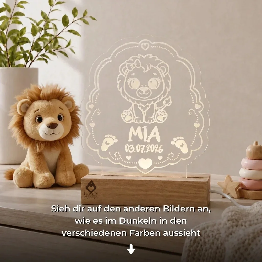 Personalisiertes LED-Nachtlicht für Kinder aus graviertem Acryl mit Löwen-Motiv, Name und Geburtsdatum, blau leuchtend im Kinderzimmer