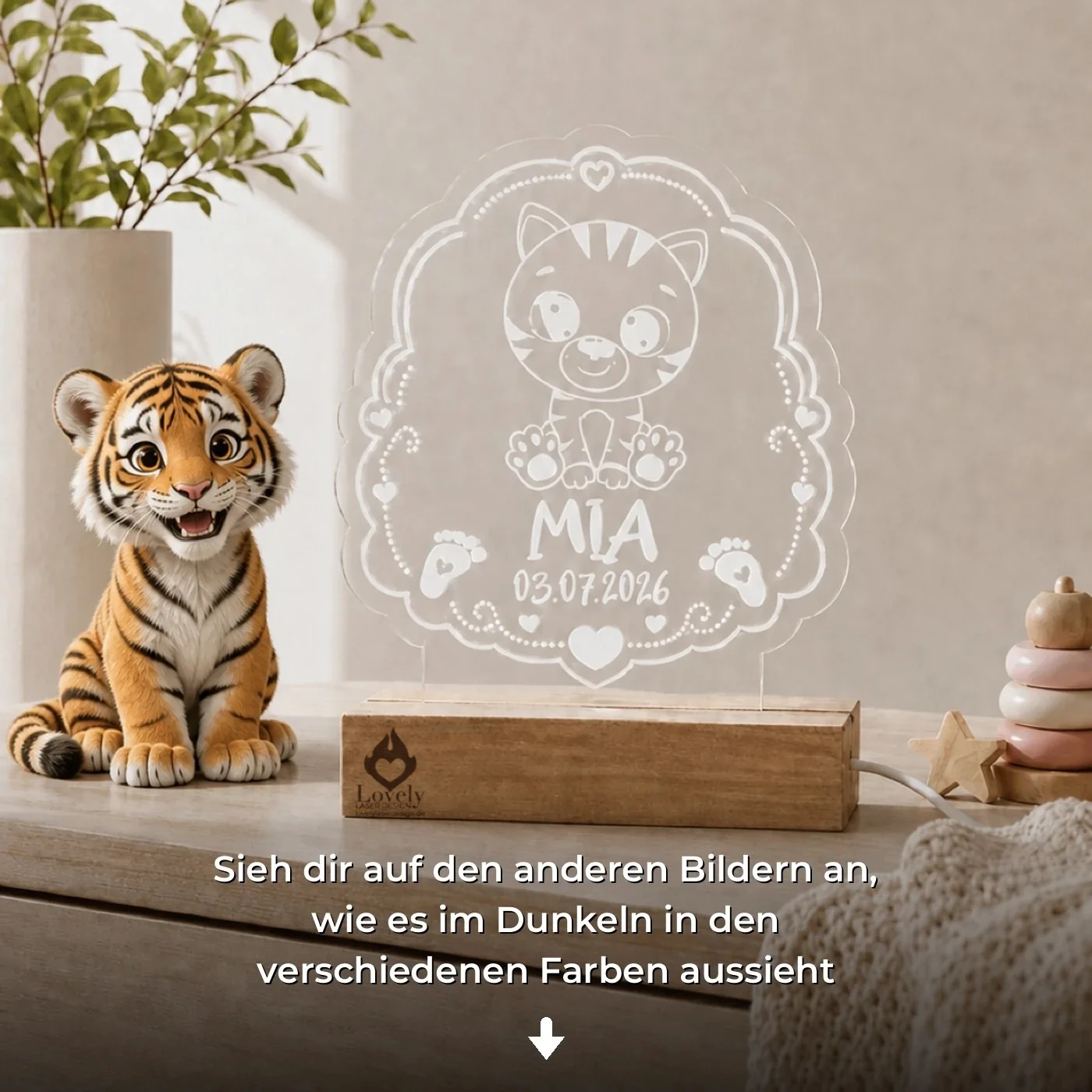 Personalisiertes LED-Nachtlicht für Kinder aus graviertem Acryl mit Tiger-Motiv, Name und Geburtsdatum, blau leuchtend im Kinderzimmer