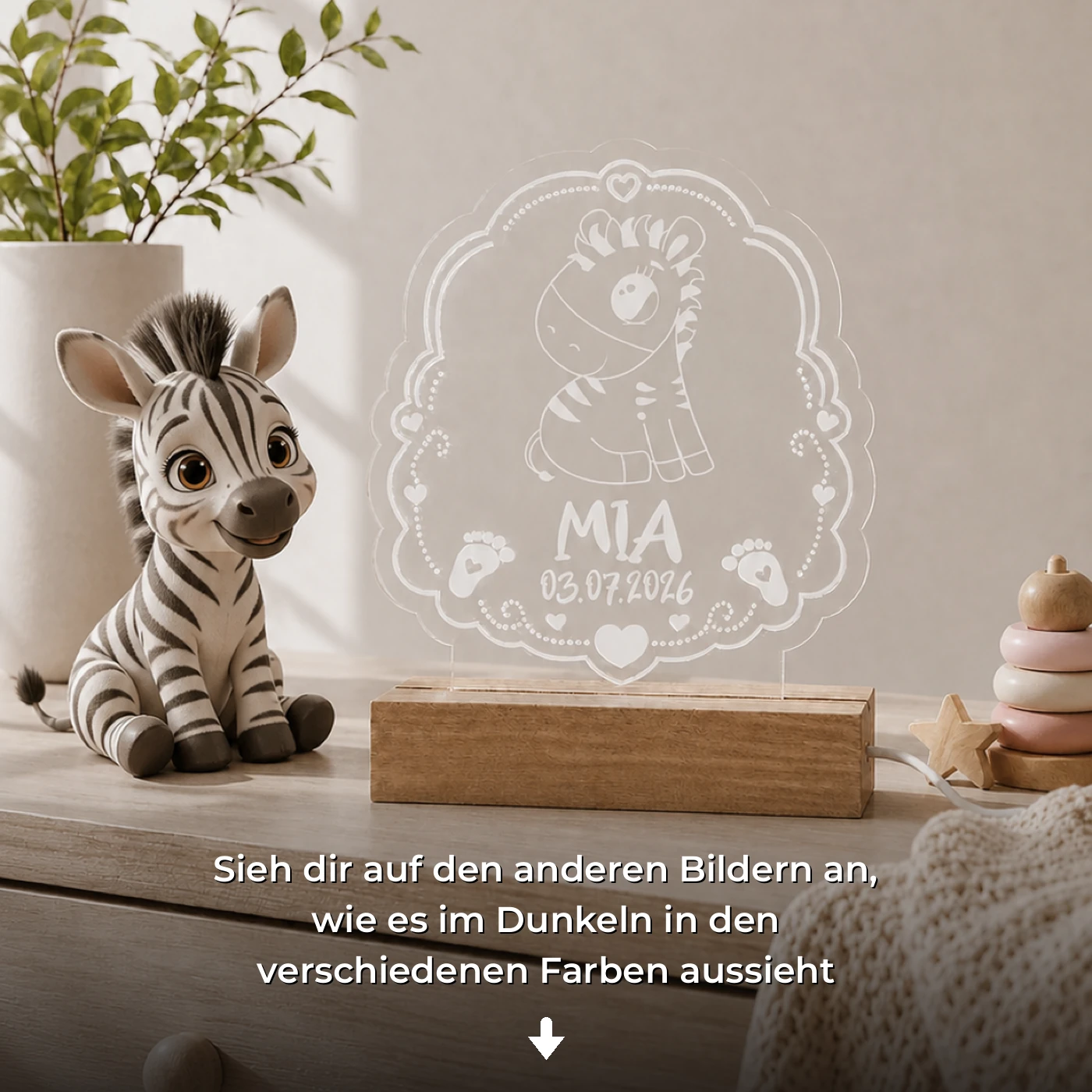 Personalisiertes LED-Nachtlicht für Kinder aus graviertem Acryl mit Zebra-Motiv, Name und Geburtsdatum, blau leuchtend im Kinderzimmer